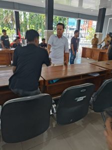 Puluhan Mahasiswa dan Masyarakat Wawonii Demo di DPRD Sultra, Minta DPRD Sultra Mengeluarkan Surat Rekomendasi Penghentian Aktivitas Tambang di Pulau Wawonii. MMW juga Minta Polda Sultra  Menghentikan Aktivitas PT GKP di Pulau Wawonii