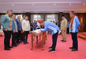 Gubernur dan Wakil Gubernur Sultra Tiba di Kendari, Disambut Meriah dengan Adat dan Budaya Daerah