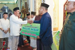 Wakil Gubernur Sultra Serahkan Hibah di Peringatan Nuzulul Qur’an 1446 H/2025 M, Ir Hugua : Mengajak Seluruh Umat Islam untuk Senantiasa Bersyukur Atas Nikmat Kesehatan dan Kesempatan yang Diberikan Allah SWT