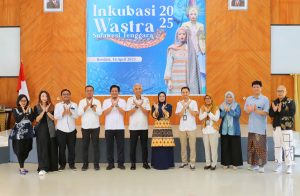 Ketua Dekranasda Sulawesi Tenggara Membuka Kegiatan Kick Off Program Inkubasi Wastra Tahun 2025, Ny Arinta Nila Hapsari : Program Inkubasi Wastra Ini Sangat Penting untuk Meningkatkan Kemampuan Para Pelaku Industri Kreatif