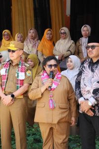 Gubernur Sultra Andi Sumangerukka Bersama Wamendagri Ribka Haluk Melakukan Kunjungan Kerja ke SMA Negeri 1 Baubau. Andi Sumangerukka Menegaskan Komitmennya Dalam Mendorong Inovasi Pendidikan dan Pemberdayaan Potensi Lokal, Khususnya di Lingkungan Sekolah Menengah