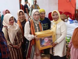 Ketua Dekranasda Prov. Sultra Serahkan Bantuan ke Perajin Tenun Desa Masalili dan Dorong PromoBi Produk Lokal. Ny Arinta ASR : Saya Merasa Sangat Senang Berada di Desa Masalili, Bsa Bertemu Langsung dengan Ibu-ibu Perajin yang Selama Ini Hasil Karyanya Saya Pakai ke Mana-mana, Tanpa Tahu Siapa Pembuatnya