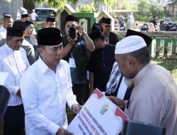 Gubernur Sultra Shalat Idul Adha dan Serahkan Hewan Kurban di Masjid Raya Al-Kautsar Kendari