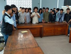 Aliansi Himpunan Mahasiswa Bhone, Muna Demo di DPRD Sultra. Mereka Minta DPRD Sultra  Mengusut Tuntas  Dugaan Mafia Tanah dan Praktek Jual Beli Tanah