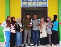 Dorong Semangat Literasi, Rasmin Jaya Serahkan Karya Buku di Sekolah SMA N 2 Kusambi